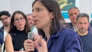 Il colore migliore..., il regalo dell'operaio armocromista imbarazza Schlein