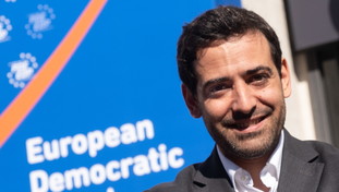 “Meloni inumana e inefficace. Altra bufera dalla Francia: l'accusa al premier