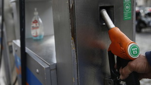 Niente effetto rimbalzo sui carburanti: scendono ancora i prezzi di benzina e diesel