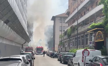 Esplosione in centro a Milano, le immagini
