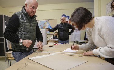 Amministrative, vince il centrodestra. Il Pd si aggrappa ai ballottaggi