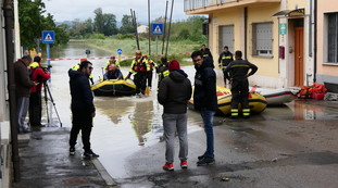 Evitate gli spostamenti. L'allarme a Ravenna. Stop ai treni tra Rimini e Forlì