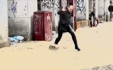 Bologna, via Saffi è un fiume. L'esondazione del Ravone crea il panico