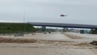 Autostrada sommersa dall'acqua: il maltempo spazza via l'Emilia-Romagna | GUARDA