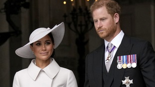 “Incidente quasi catastrofico”. Paura per Harry e Meghan dopo l'inseguimento dei paparazzi