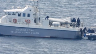 La Grecia abbandona i migranti in alto mare: il video che inchioda i respingimenti