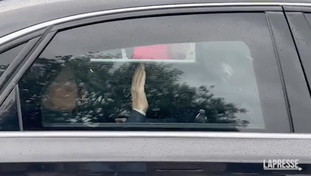 Berlusconi dimesso dal San Raffaele: sorriso e gesto a sorpresa con i cronisti | GUARDA