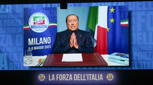Berlusconi: Siamo gli unici liberali e garantisti. Poi la proposta a Renzi