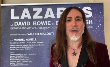 Manuel Agnelli nei panni dell’alieno Newton in Lazarus di Bowie