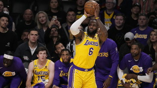 I Lakers vengono umiliati da Denver e Lebron James minaccia il ritiro