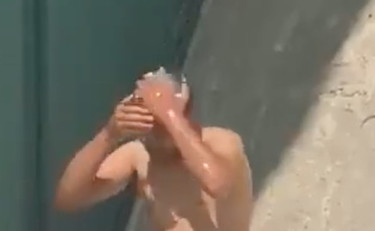 Turista fa la doccia nella fontana dell'aeroporto: show indecente a Fiumicino