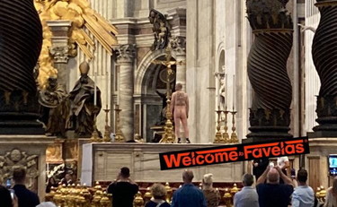 Choc a San Pietro, tutto nudo sull'altare della basilica. E la sicurezza?