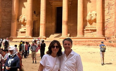 Renzi e Agnese al royal wedding, social scatenati: Non vedo Calenda...