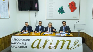 Governo accerchiato dai magistrati: le toghe tornano a fare politica