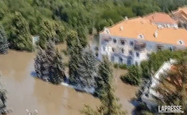 Distrutta diga a Nova Kakhovka: le immagini del paese inondato