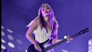 Victoria dei Maneskin, passione a Formentera con la nuova fidanzata