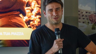 Di Battista si dà al teatro sulle orme di Grillo: Tour in tutta Italia