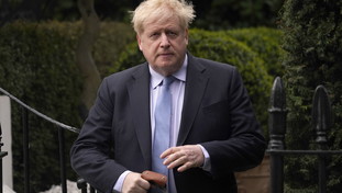Johnson si dimette e fa scacco matto a Sunak: caos nel Regno Unito