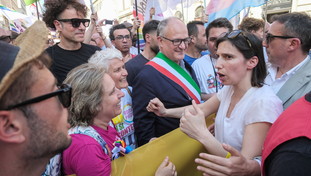 Al Gay Pride Schlein fa il comizio contro il governo: “Vuole farci arretrare sui diritti”