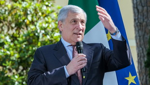 La Tunisia non può crollare: Tajani teme l'ondata migratoria e lancia l'allarme