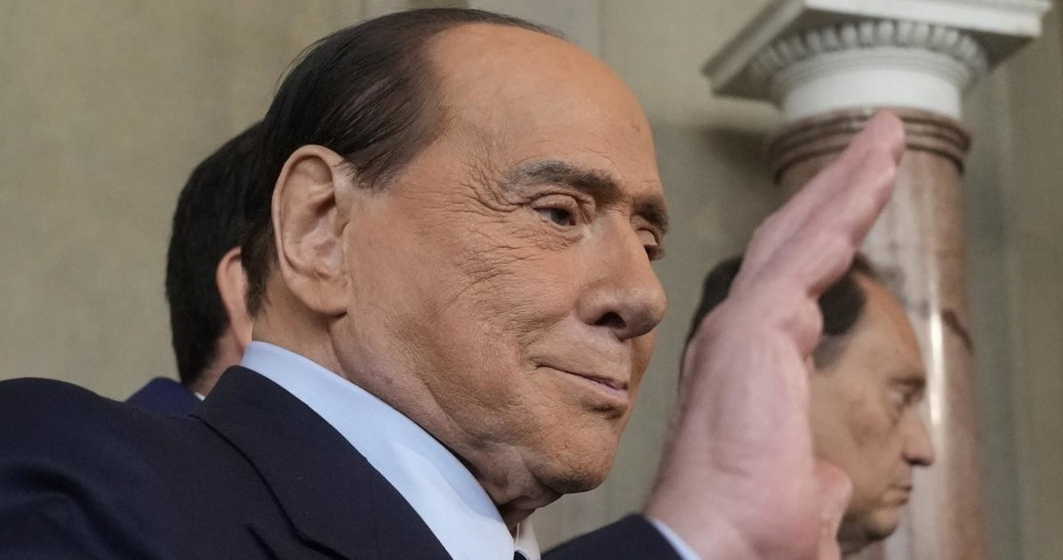 Silvio Berlusconi in fin di vita i figli si precipitano al San Raffaele Silvio Berlusconi in fin di vita i figli si precipitano al San Raffaele