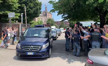 Berlusconi, le immagini del feretro che lascia l'ospedale San Raffaele