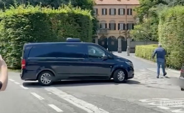 Folla in lacrime e applausi scroscianti: feretro di Berlusconi ad Arcore | GUARDA