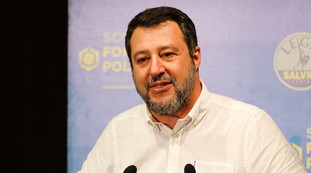 Foto omaggio davanti allo specchio, la scommessa di Salvini e Berlusconi