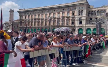 Funerali Berlusconi, gli applausi della folla all'omelia di Delpini