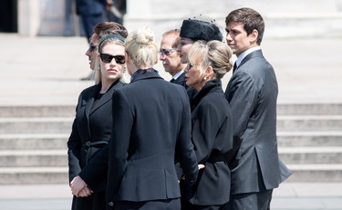 Commozione ai funerali, Fascina in lacrime, cosa fa la figlia Marina