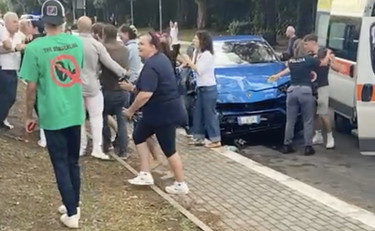 Chi si scaglia contro gli youtuber: tensione davanti alle auto distrutte | VIDEO