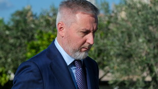 Il vittimismo di Schlein fa imbufalire Guerini: inutilmente polemica. Bufera nel Pd