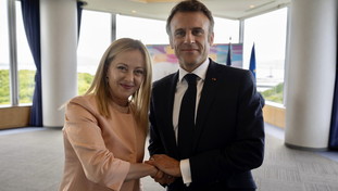 Patto di stabilità, migranti, Pnrr e Nato: Meloni vola da Macron. Prove di disgelo