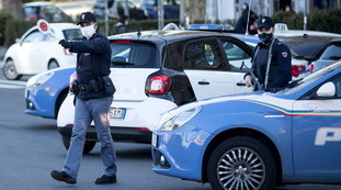 Codice della strada, patente sospesa a chi guida con il cellulare. Stretta sulle droghe