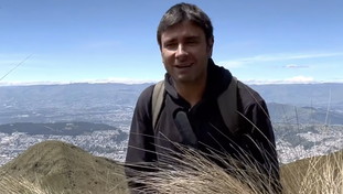 Le vacanze infinite di Di Battista, Roncone a valanga sull'ex M5s