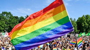 I giudici di Milano annullano la trascrizione per il figlio di una coppia di uomini