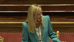 Meloni smaschera il piddino che la trova invecchiata: battuta irriverente | GUARDA