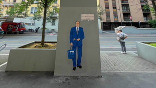 Non c'è pace per il murale di Berlusconi a Milano: l'ultimo sfregio