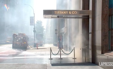 Va a fuoco il negozio di Tiffany sulla Fifth Avenue: feriti a New York | GUARDA
