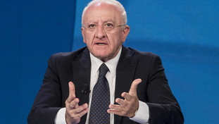 Show di De Luca contro Schlein: “I geni politici del Pd perderanno un altro 10%”