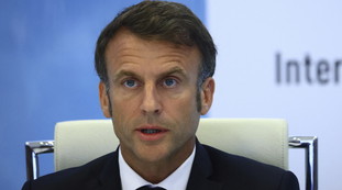 Tenete i figli a casa. Macron promette il pugno duro coi social