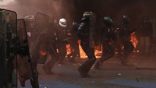 Spari contro la polizia, violenze e mille arresti: Francia a ferro e fuoco