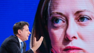 “Sopraffatta dal panico, non ne azzecca una”. I deliri di Conte su Meloni