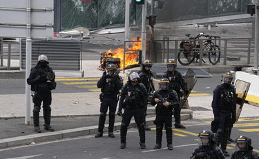 Niente viaggio in Germania. Macron ostaggio degli scontri in Francia