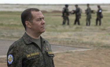 I soldi per Kiev dateli ai francesi. Medvedev, bordata a Macron