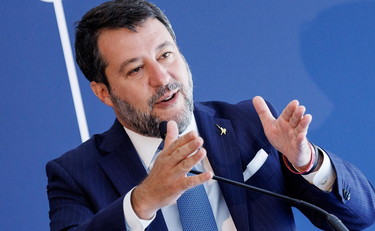 Non date macchine potenti ai figli più giovani. L'appello di Salvini alle famiglie