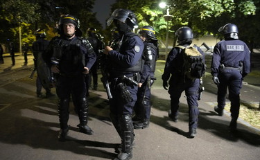 Mio nipote non è un pretesto. Scontri in Francia, la nonna di Nahel blocca la protesta