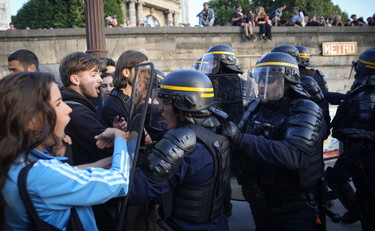 Francia, auto contro la casa di un sindaco. La nonna di Nahel: Fermatevi