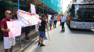 Kata, il sospetto sul furgone bianco e lo scooter. Cosa si vede nelle telecamere