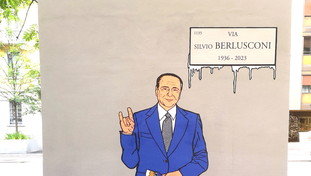 Il gesto che ammutolisce gli haters: come hanno raffigurato Berlusconi